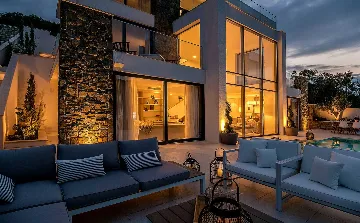 Waterfront Villa in Žrnovo for 8 Guests