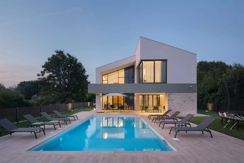 Villa with Heated Saltwater Pool in Ližnjan