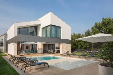 Villa with Heated Saltwater Pool in Ližnjan