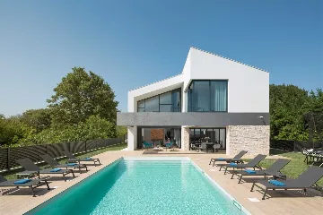 Villa with Heated Saltwater Pool in Ližnjan