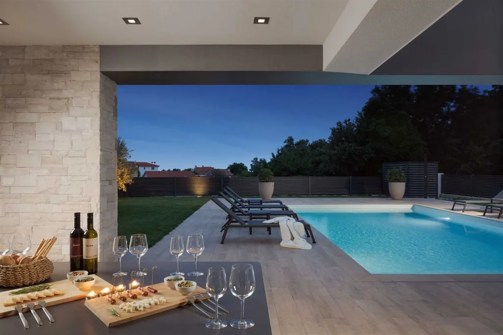 Villa with Heated Saltwater Pool in Ližnjan