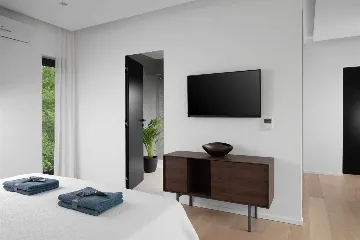 Villa with Heated Saltwater Pool in Ližnjan