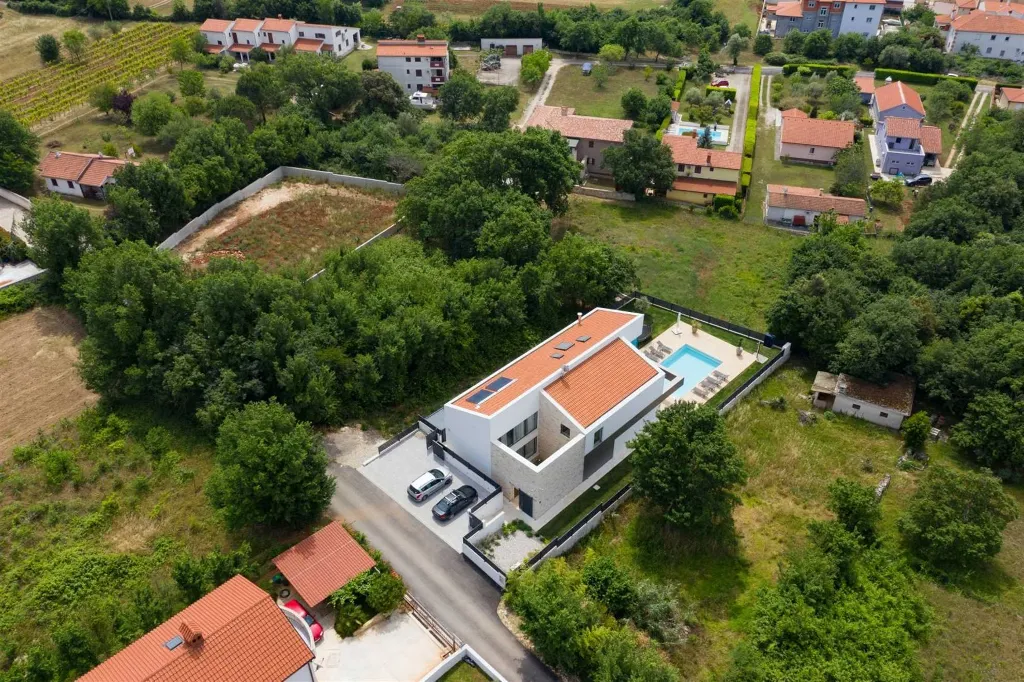 Villa with Heated Saltwater Pool in Ližnjan