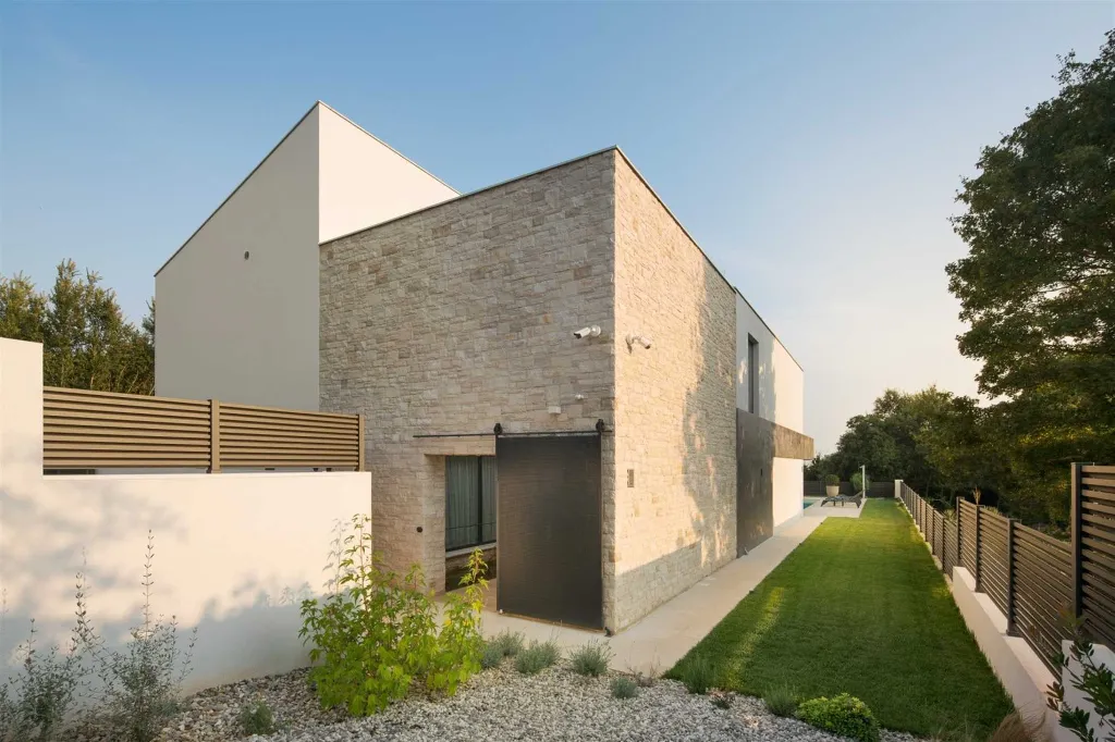Villa with Heated Saltwater Pool in Ližnjan