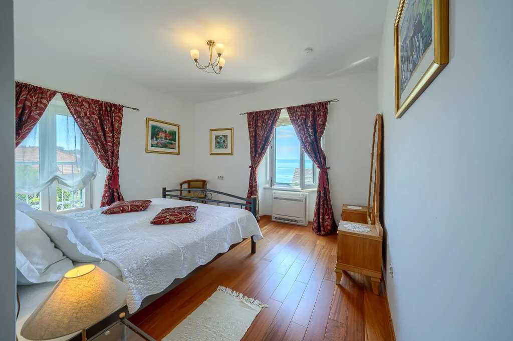 Sumartin Villa with Private Pool for Up to 10