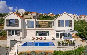 Modern 4-Bedroom Villa in Selca, Croatia