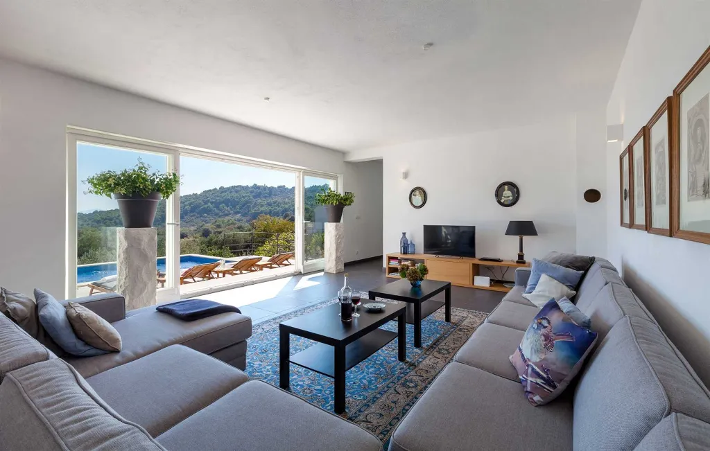 Modern 4-Bedroom Villa in Selca, Croatia