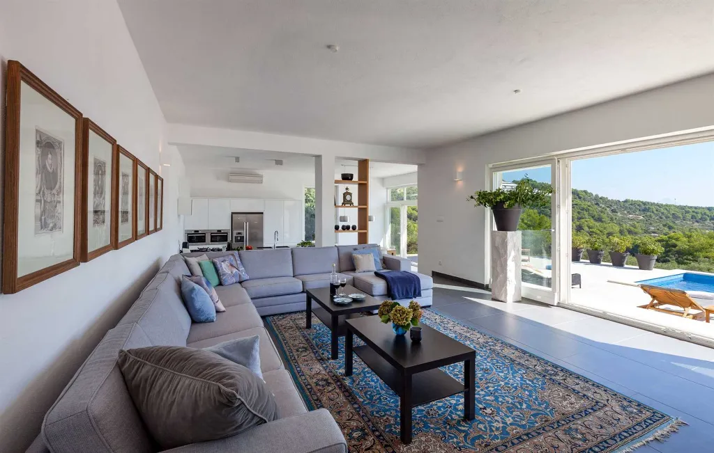 Modern 4-Bedroom Villa in Selca, Croatia