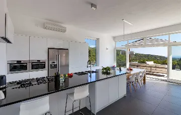 Modern 4-Bedroom Villa in Selca, Croatia