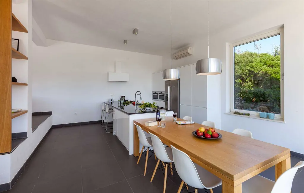 Modern 4-Bedroom Villa in Selca, Croatia