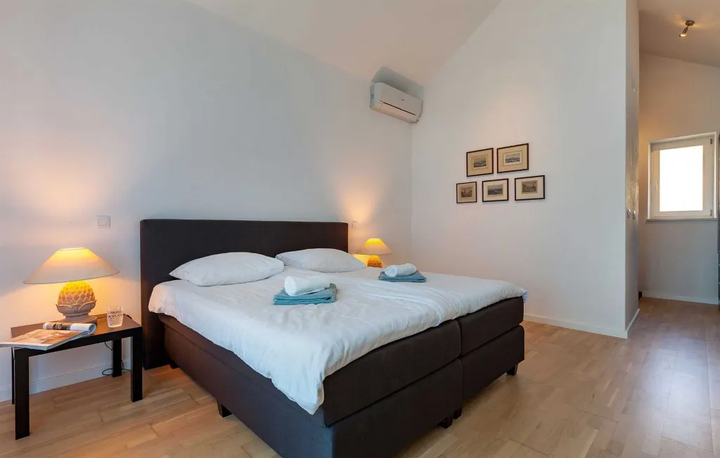 Modern 4-Bedroom Villa in Selca, Croatia