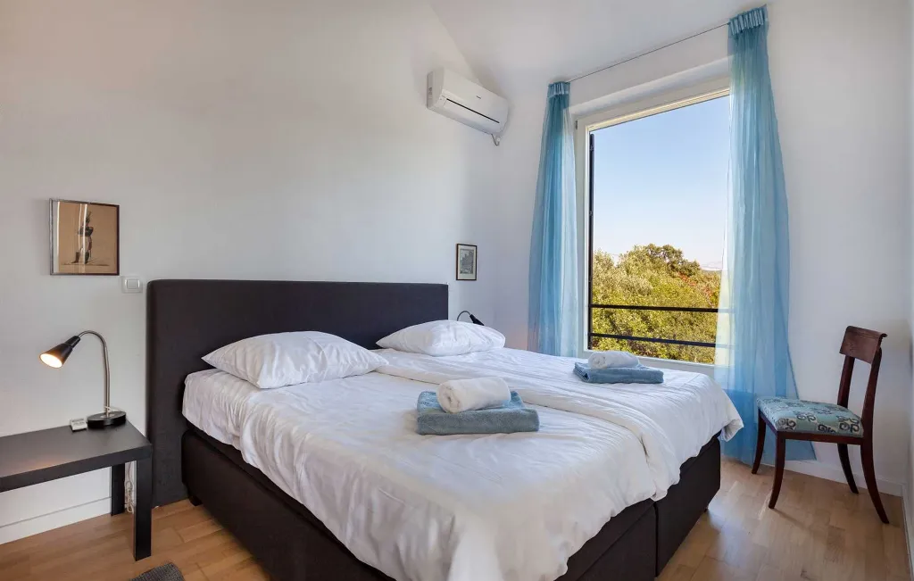 Modern 4-Bedroom Villa in Selca, Croatia