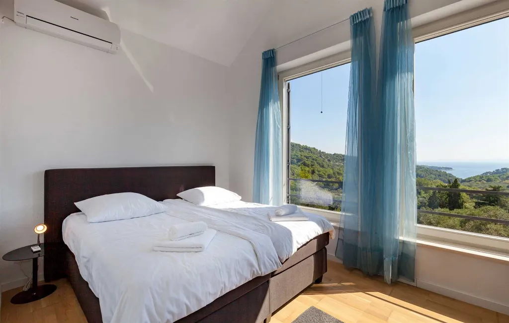 Modern 4-Bedroom Villa in Selca, Croatia
