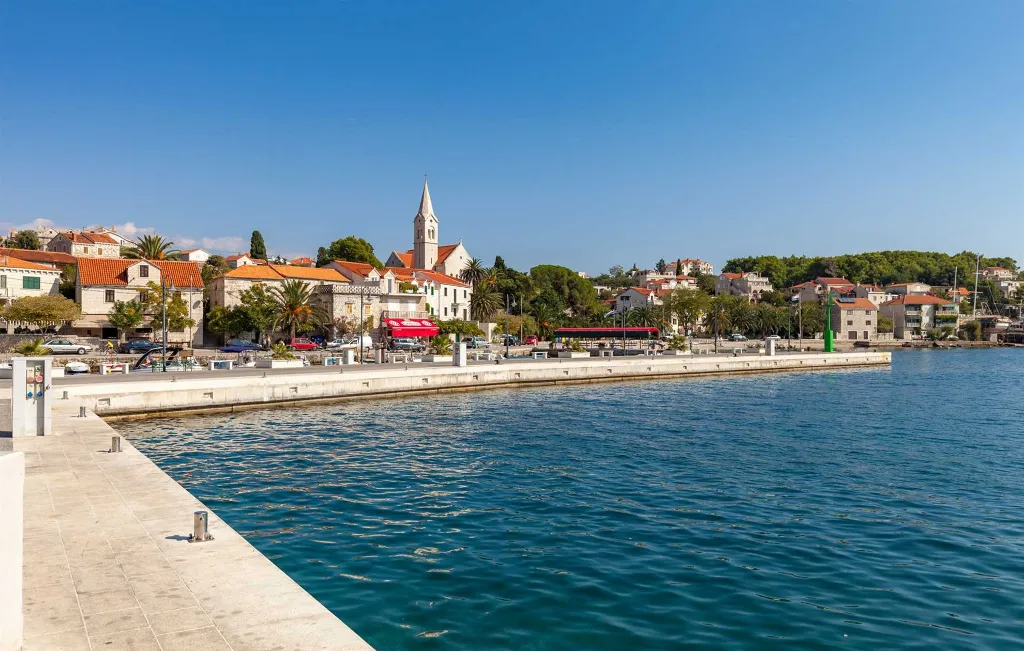 Modern 4-Bedroom Villa in Selca, Croatia