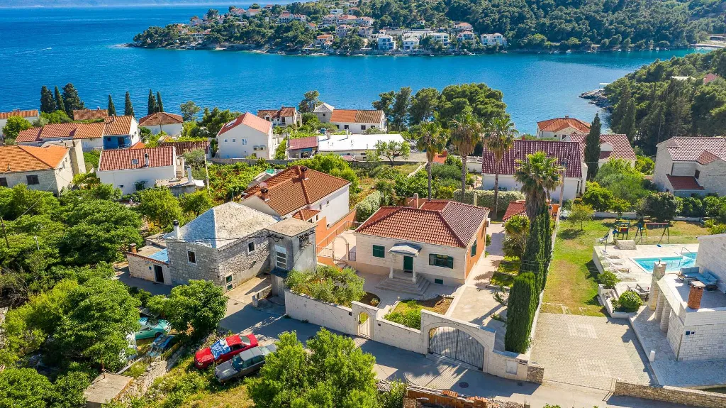 3-Bedroom Villa in Sumartin with Private Pool