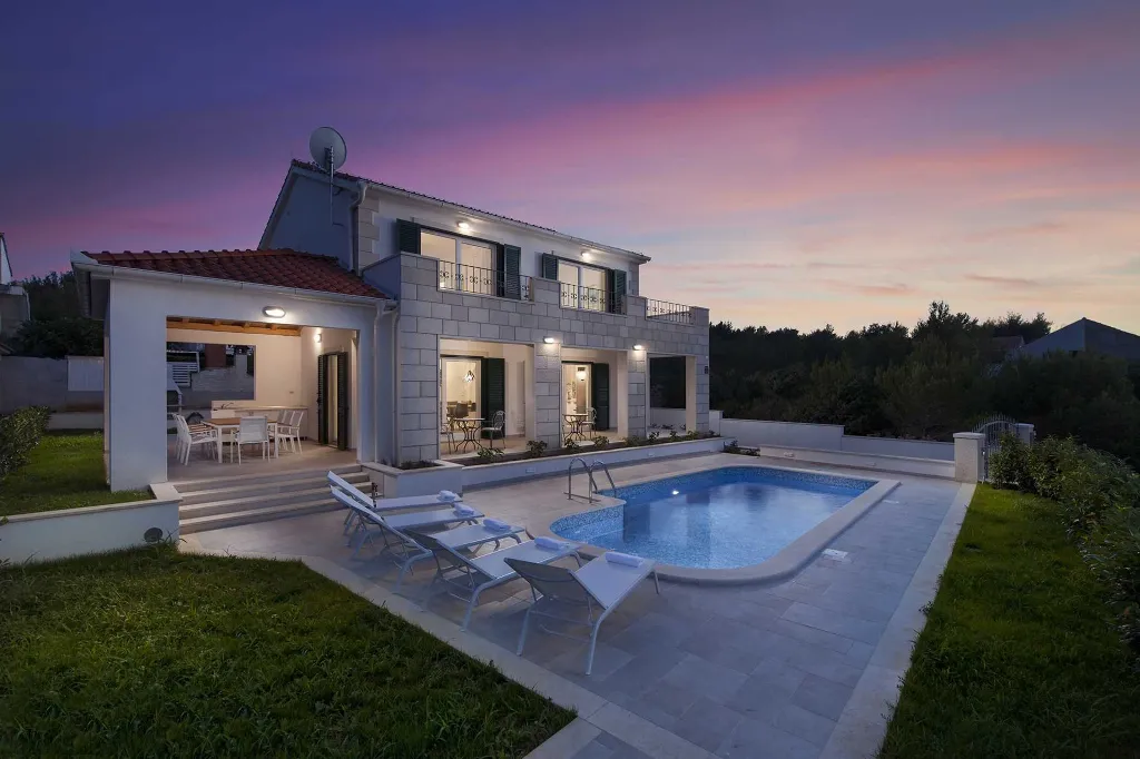 Family Villa with Private Pool in Milna
