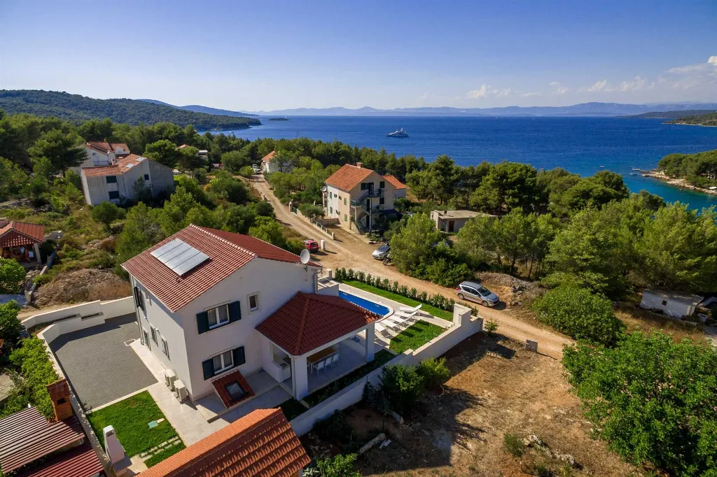 Family Villa with Private Pool in Milna