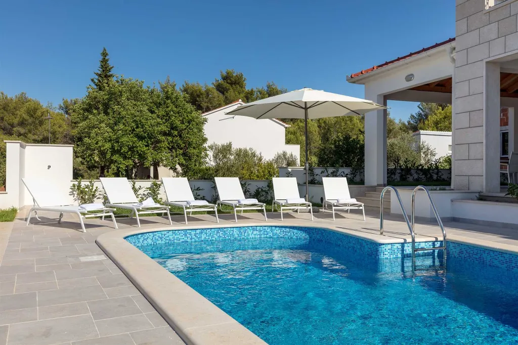 Family Villa with Private Pool in Milna