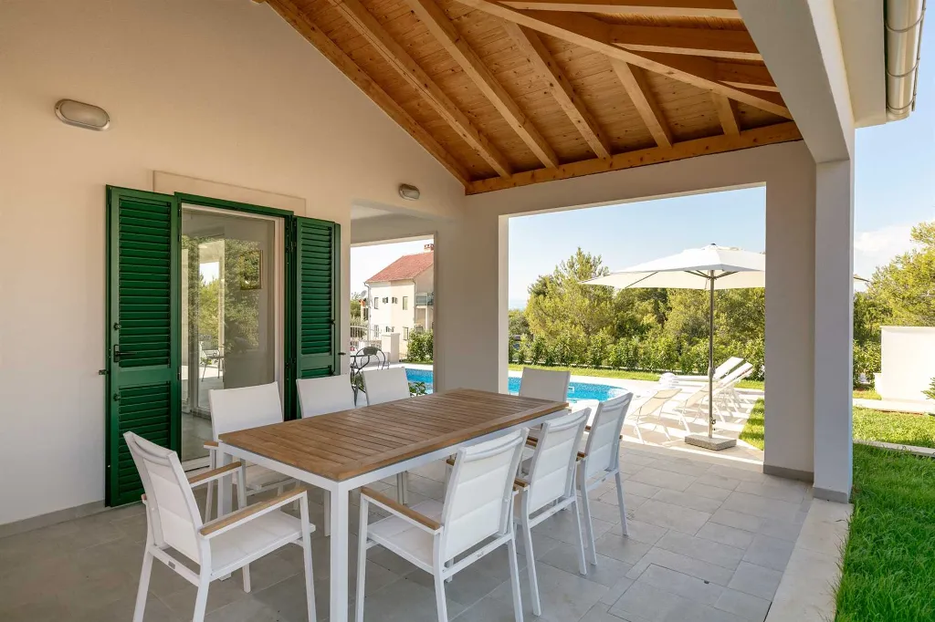 Family Villa with Private Pool in Milna