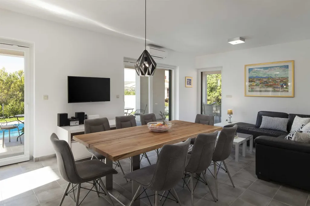 Family Villa with Private Pool in Milna