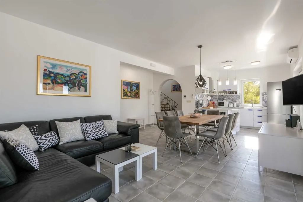 Family Villa with Private Pool in Milna