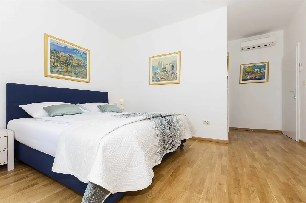 Family Villa with Private Pool in Milna