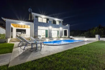 Family Villa with Private Pool in Milna