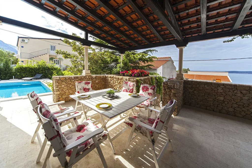 Family Villa with Private Pool in Baška Voda