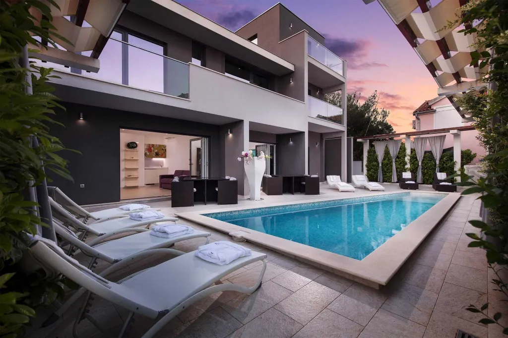4-Bedroom Villa in Rogoznica for Up to 15 Guests