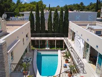 Air-Conditioned 6-Bedroom Villa in Bol for 16