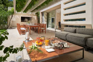 Air-Conditioned 6-Bedroom Villa in Bol for 16