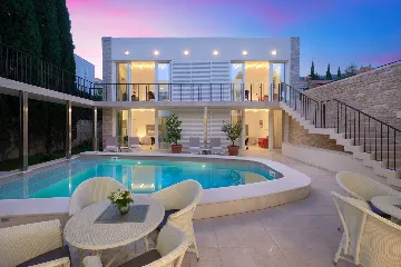 Air-Conditioned 6-Bedroom Villa in Bol for 16