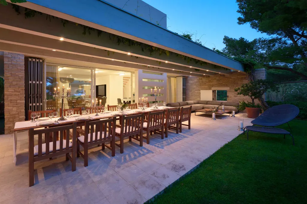 Air-Conditioned 6-Bedroom Villa in Bol for 16