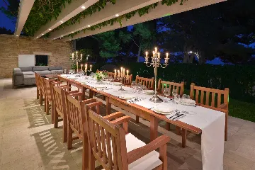 Air-Conditioned 6-Bedroom Villa in Bol for 16