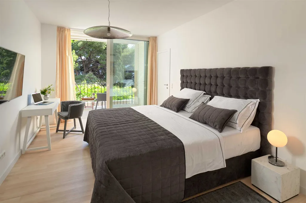 Air-Conditioned 6-Bedroom Villa in Bol for 16