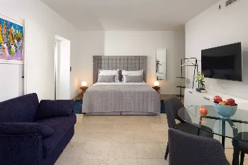 Air-Conditioned 6-Bedroom Villa in Bol for 16