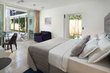 Air-Conditioned 6-Bedroom Villa in Bol for 16