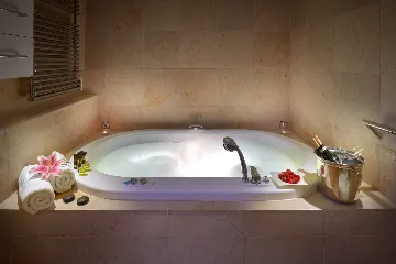 Air-Conditioned 6-Bedroom Villa in Bol for 16