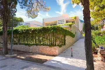 Air-Conditioned 6-Bedroom Villa in Bol for 16