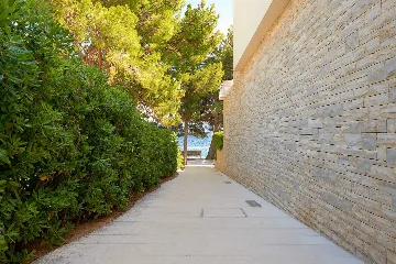 Air-Conditioned 6-Bedroom Villa in Bol for 16