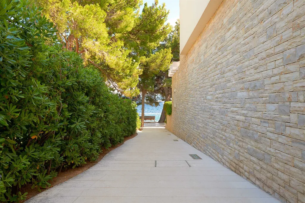 Air-Conditioned 6-Bedroom Villa in Bol for 16