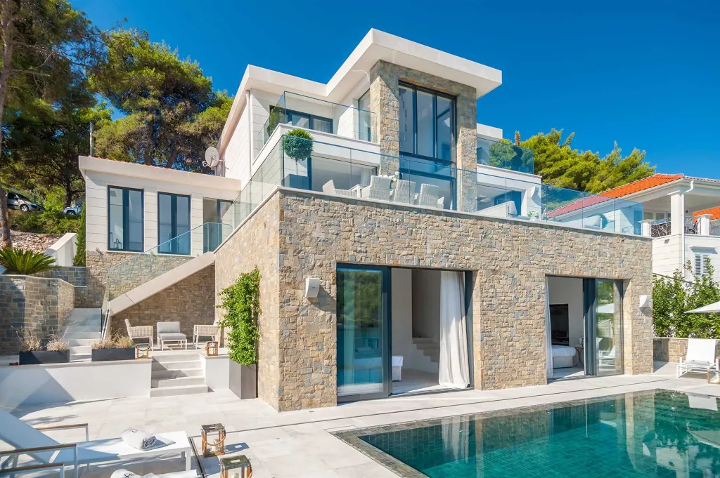 4-Bedroom Waterfront Villa in Sumartin (Up to 8)