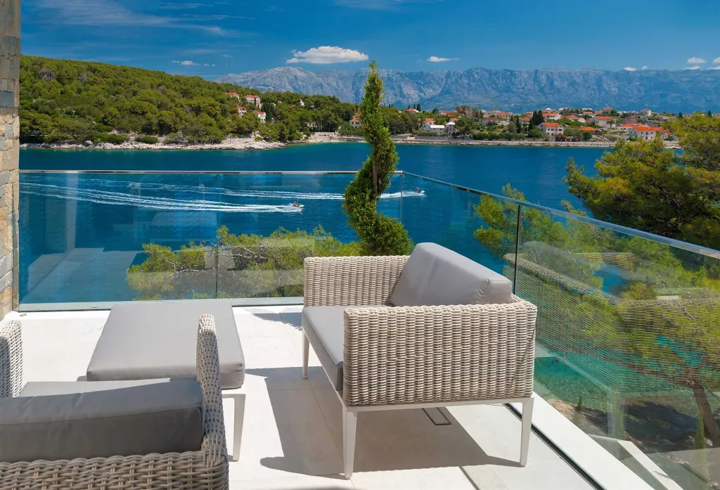 4-Bedroom Waterfront Villa in Sumartin (Up to 8)