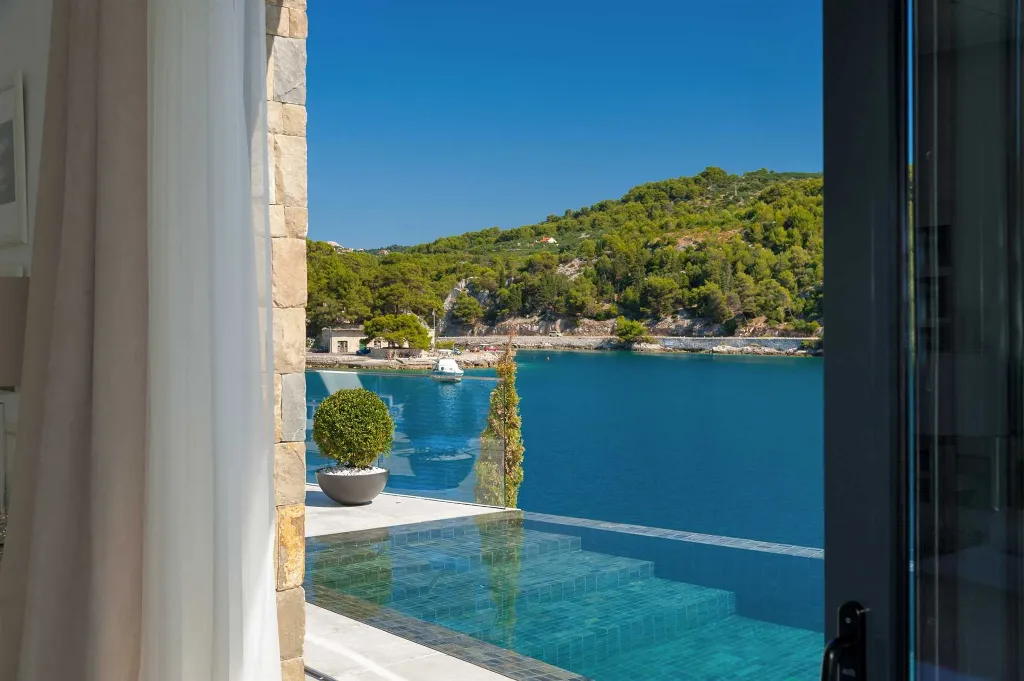 4-Bedroom Waterfront Villa in Sumartin (Up to 8)