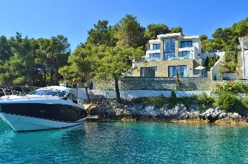 4-Bedroom Waterfront Villa in Sumartin (Up to 8)