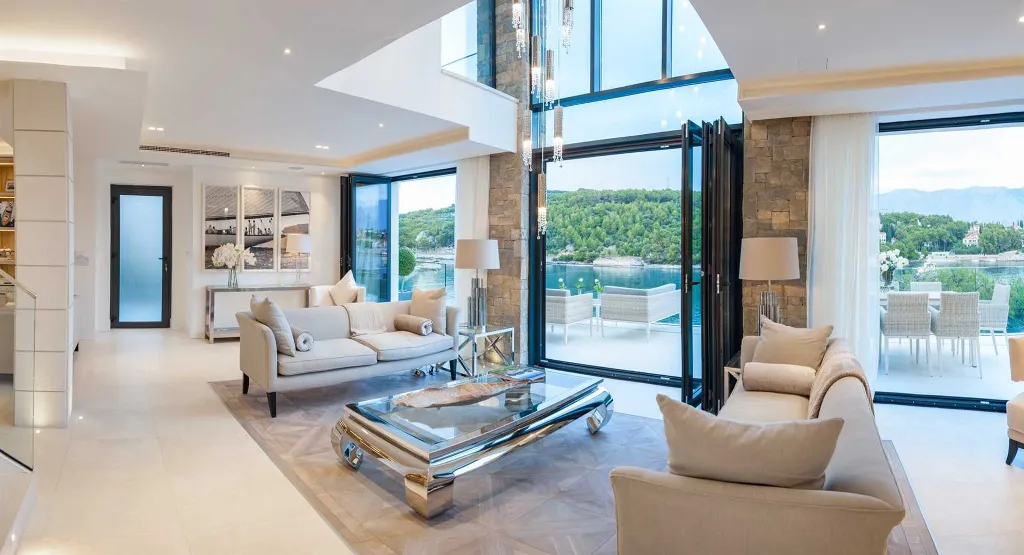 4-Bedroom Waterfront Villa in Sumartin (Up to 8)