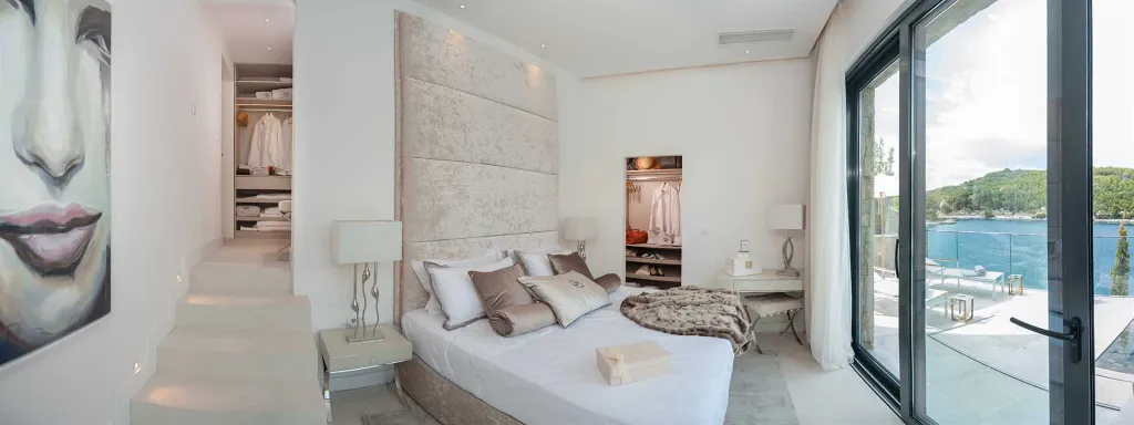 4-Bedroom Waterfront Villa in Sumartin (Up to 8)