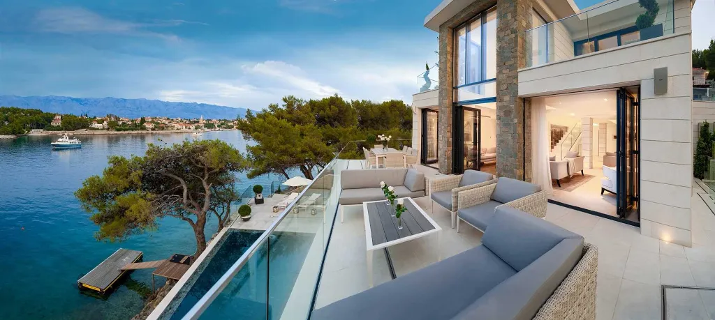4-Bedroom Waterfront Villa in Sumartin (Up to 8)