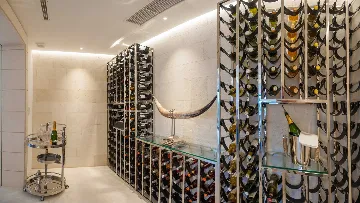 4-Bedroom Waterfront Villa in Sumartin (Up to 8)