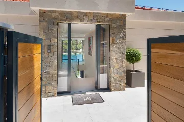 4-Bedroom Waterfront Villa in Sumartin (Up to 8)